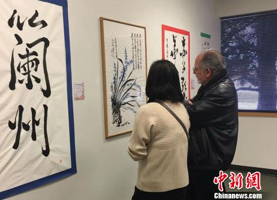 《海外华人写兰州国际书法展》在美国丹佛活动的展览厅一角?！≈有?摄