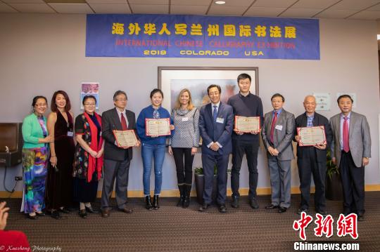 获奖者和嘉宾在展览开幕式上合影?！≈有?摄