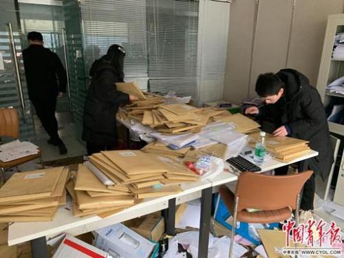 1月22日，几位租客来到天地昊成都分公司翻找自己的租房合同。