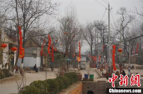 张学礼的家乡小张庄村已经挂上了红灯笼，年味十足。
