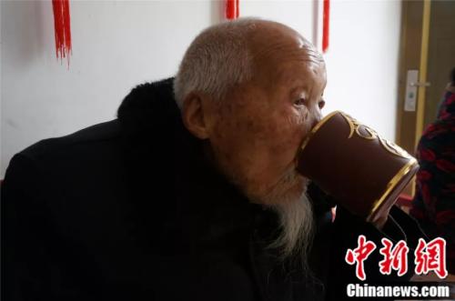 张学礼最大的爱好就是喝茶，每天都要喝