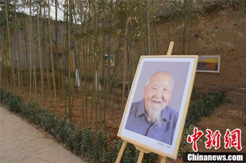 村里的摄影展展出了张学礼的肖像，老人俨然是全村人的宝贝。