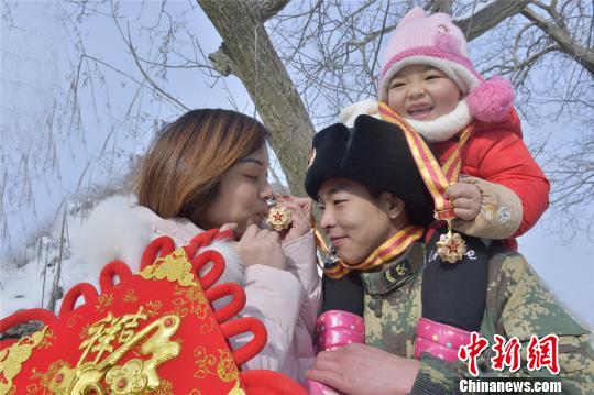 写春联、挂灯笼国防一线年味浓