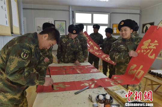 火箭军官兵写春联迎接春节?！》嚼?摄