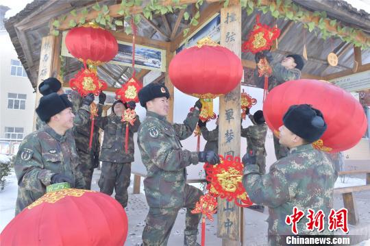 挂上红灯笼、“?！弊?，驻守大山深处的火箭军某部年味浓厚?！》嚼?摄