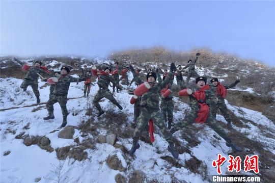 火箭军战士们敲起喜庆的腰鼓迎接春节。　方雷 摄