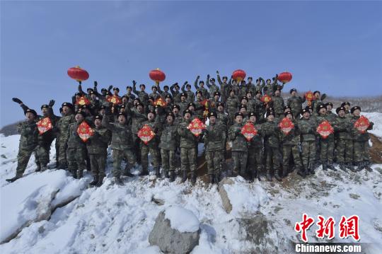 火箭军某部官兵向全国人民拜年。　方雷 摄