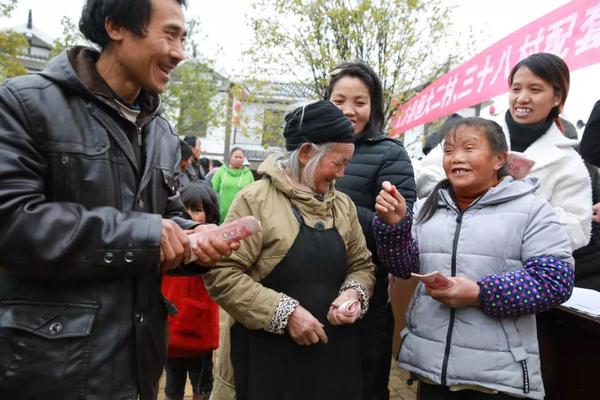 拿到分红的刘开文(左一)笑逐颜开 拿到分红的刘开文(左一)笑逐颜开