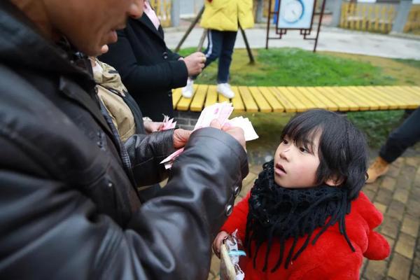 小女儿默默地帮爸爸数数目 小女儿默默地帮爸爸数数目