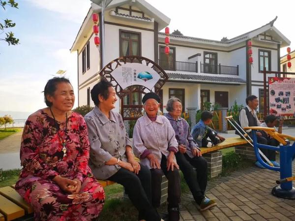 张奶奶和邻居唠家常 张奶奶和邻居唠家常