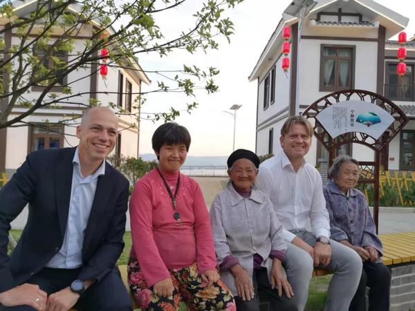 张奶奶和外宾合影 张奶奶和外宾合影