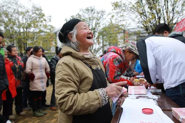 领到分红的张奶奶 领到分红的张奶奶
