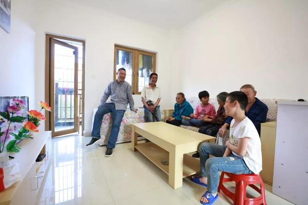 丁学志一家和串门的邻居们 丁学志一家和串门的邻居们