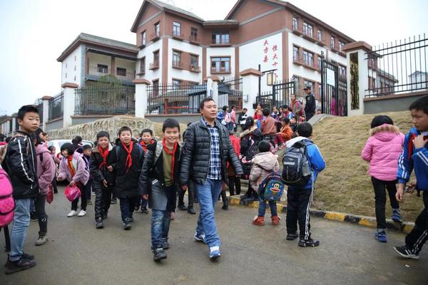 丁学志接儿子放学回家 丁学志接儿子放学回家