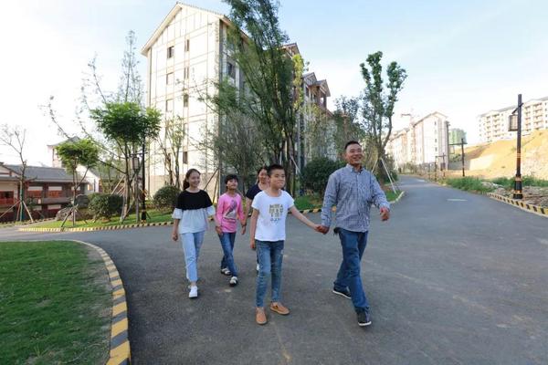 丁学志一家在小区散步 丁学志一家在小区散步