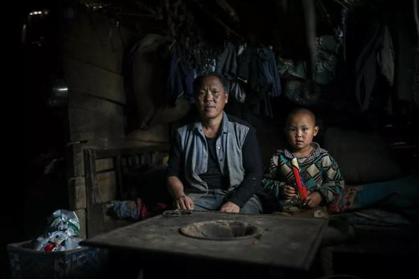 李福传在老家 李福传在老家