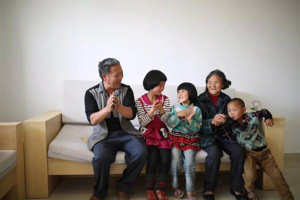 李福传一家在新居 李福传一家在新居