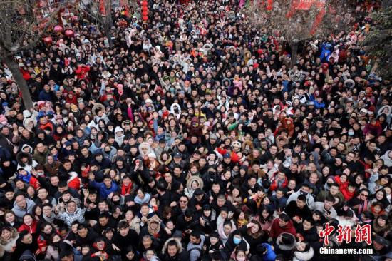 人山人海的游客。 王中举 摄