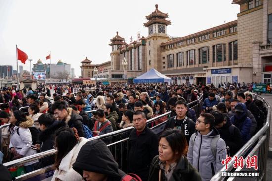 2月10日，春节长假最后一天，北京火车站迎春节假期返京客流高峰。据当地媒体报道，北京三大火车站的当日抵京客流预计将达到58.2万人，其中，北京站为16.5万人、北京西站为24.8万人、北京南站为16.9万人。图为旅客们在北京站前排队进入地铁。<a target='_blank' href='http://www.chinanews.com/'>中新社</a>记者 崔楠 摄