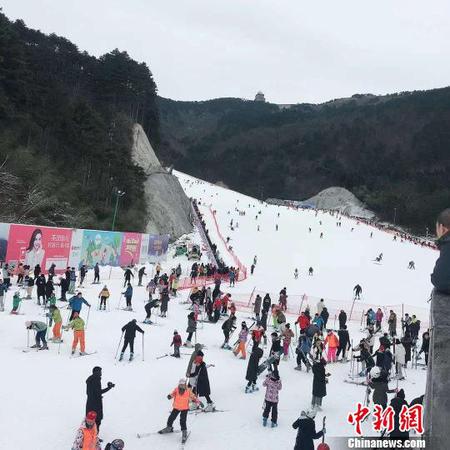 图为:杭州大明山滑雪 沈镓妃 摄 图为:杭州大明山滑雪 沈镓妃 摄