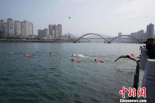 图为:浙江瓯江冬泳 周峰 摄 图为:浙江瓯江冬泳 周峰 摄