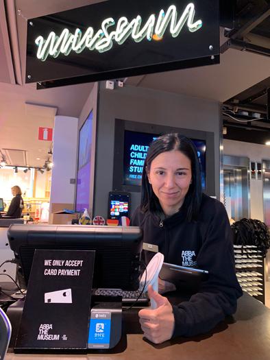 ▲近日，在瑞典斯德哥尔摩，阿巴乐队博物馆工作人员展示收银台前的支付宝标识。该博物馆近期面向中国游客推出多项便利措施，以期吸引更多参观者。新华社记者付一鸣摄