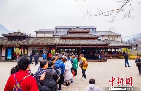 24国游客赴湖北恩施州品味中国土家年