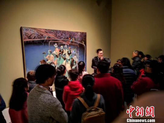 图为博物馆内熙熙攘攘的人群。　钟欣 摄