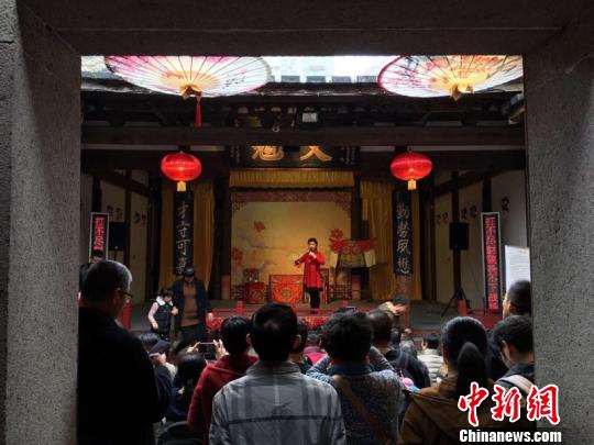 群众围观表演?！∫肚镌?摄