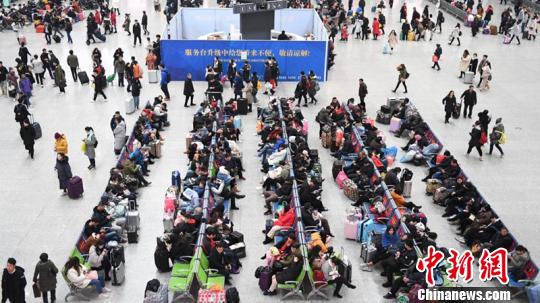 图为杭州东站?！≌澎匣?摄