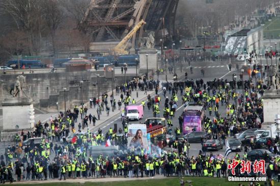 当地时间2月9日，巴黎遭遇自2018年11月以来的第13轮“黄背心”运动示威，示威者在埃菲尔铁塔下集聚。<a target='_blank' href='http://www.chinanews.com/'>中新社</a>记者 李洋 摄