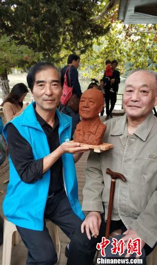 胡作林为市民塑像 受访者供图 胡作林为市民塑像 受访者供图