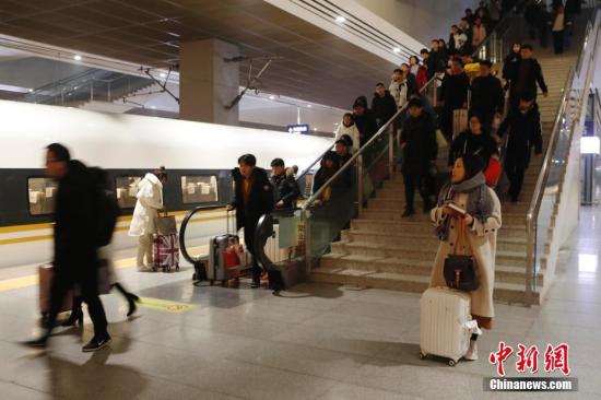 资料图:春运返程路上的旅客。 殷立勤 摄 点击进入下一页