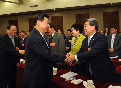 3月4日，中共中央总书记、中共中央军委主席习近平看望了出席全国政协十二届一次会议的科协、科技界委员，并参加联组讨论。中共中央政治局常委、全国政协十二届一次会议主席团会议主持人俞正声参加了看望和讨论。新华社记者 李学仁 摄