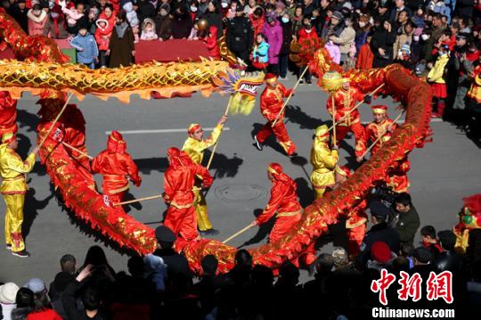图为敦煌社火闹新春?！≌畔?摄