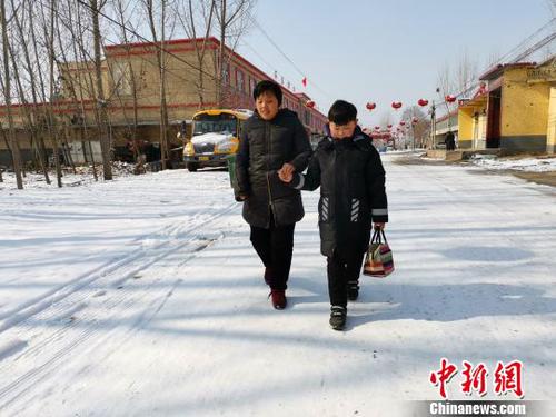 12岁男孩照顾失明母亲多年上演现实版“我是你的眼”