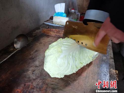 当天中午，刘奉智熟练地切白菜、刷锅、烧油，炖白菜汤，准备午饭?！『卵Ь?摄