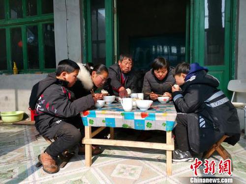 图为刘奉智一家人在吃饭?！『卵Ь?摄