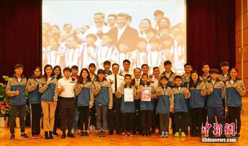 资料图：2018年2月15日，中央政府驻港联络办公室主任王志民邀请郭宏晞、罗颢凝同学等26位香港“少年警讯”成员来到中联办大楼，向他们转交了习近平主席的回信，转达了习主席对香港青少年的关心和问候。<a target='_blank' href='http://www.chinanews.com/'>中新社</a>记者 徐冬冬 摄