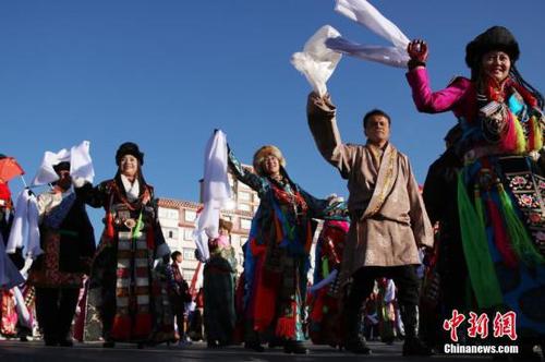 资料图:身着藏族服饰的男女老少跳锅庄舞。李卫泰 摄 点击进入下一页