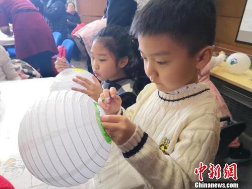 小朋友在花灯上勾勒自己对元宵佳节的理解与感悟 柴家权 摄 小朋友在花灯上勾勒自己对元宵佳节的理解与感悟 柴家权 摄