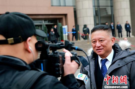 图为政协委员接受记者采访?！×籂?摄