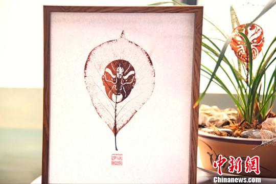 树叶上雕刻的京剧脸谱。王波 供图