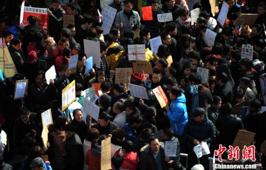 资料图:求职大军找工作的壮观景象。储永志 摄 图片来源:视觉中国 点击进入下一页