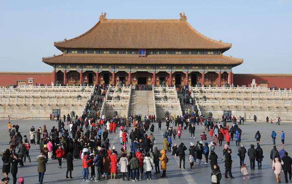 故宫博物院内外人头攒动，大批市民及游客冒寒风进宫过大年。