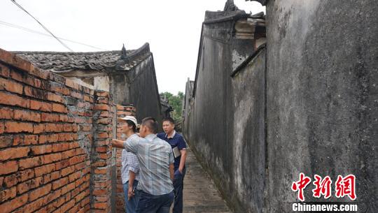 包道村村长、侯氏第十三代传人侯祖绪介绍当年当铺位置?！》钊?摄