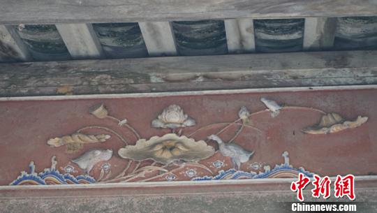 侯家大院屋檐下绘有彩色的吉祥画?！》钊?摄