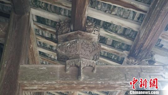 侯家大院花篮式梁架驼峰雕件?！》钊?摄