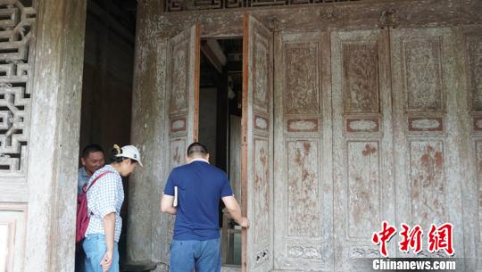 前堂的屏风雕花。　符宇群 摄