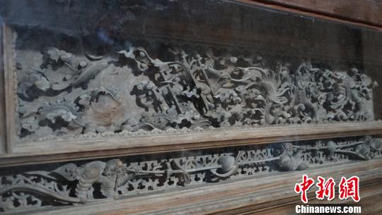 花梨木做的香案上雕满了式样繁多的图案?！》钊?摄